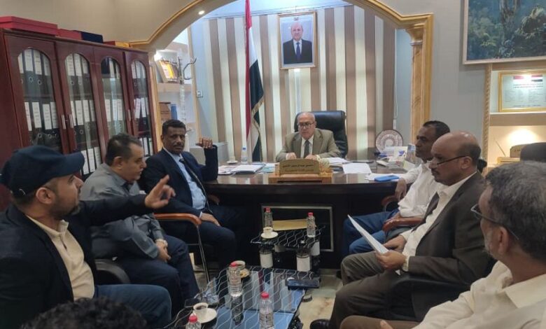 الاغبري يشدد على تعزيز التنسيق لرفع كفاءة صناديق النظافة والتحسين في المحافظات المحررة