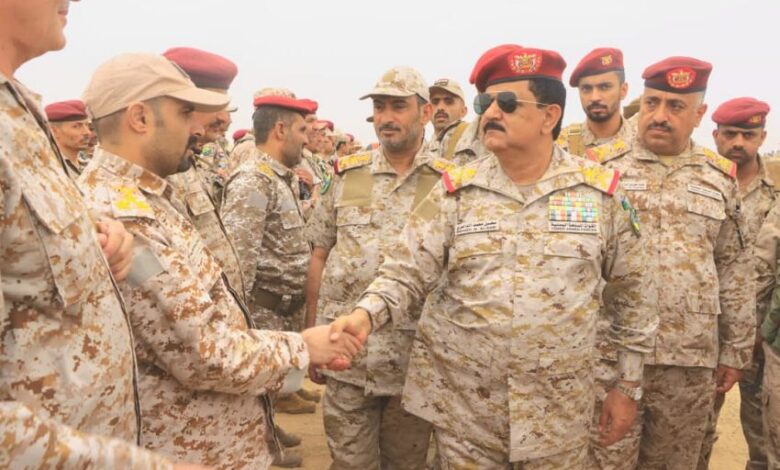 وزير الدفاع يزور قيادة المنطقة العسكرية السابعة في مأرب ويشيد بجاهزية منتسبيها 1 وزير الدفاع يزور قيادة المنطقة العسكرية السابعة في مأرب ويشيد بجاهزية منتسبيها