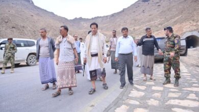 محافظ المهرة يتفقد أضرار الأمطار ويشدد على حماية الطريق الدولي من الانقطاع
