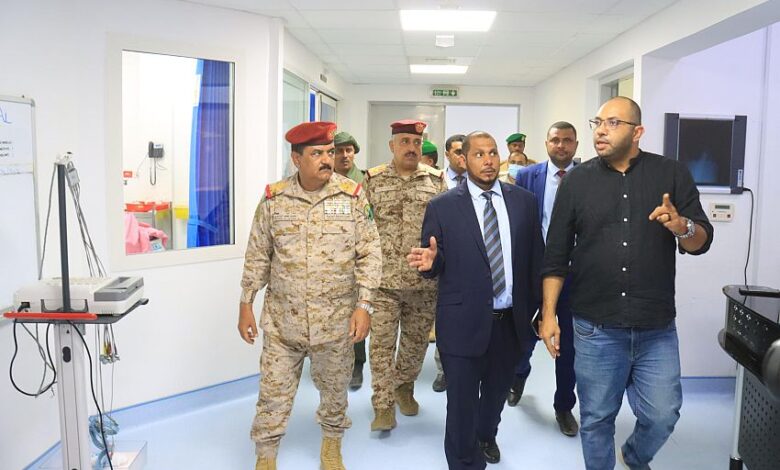 وزير الدفاع ومحافظ سقطرى يتفقدان مشاريع إنسانية وتنموية بدعم إماراتي سعودي في الأرخبيل 1 وزير الدفاع ومحافظ سقطرى يتفقدان مشاريع إنسانية وتنموية بدعم إماراتي سعودي في الأرخبيل