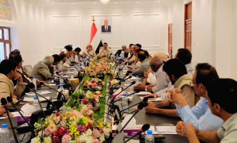 مأرب: لجنة لفحص الإيرادات ومحاسبة المخالفين ضمن إجراءات لتعزيز الشفافية المالية 1 مأرب: لجنة لفحص الإيرادات ومحاسبة المخالفين ضمن إجراءات لتعزيز الشفافية المالية