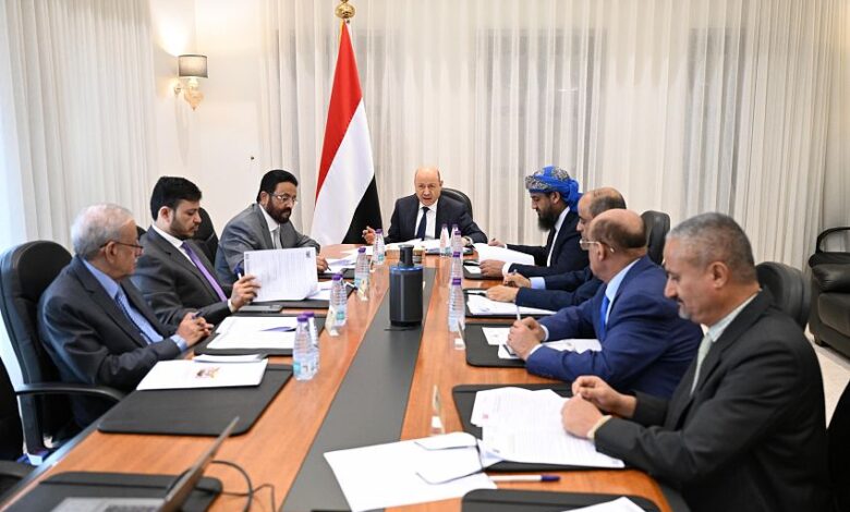 مجلس القيادة الرئاسي يناقش الأوضاع الاقتصادية ويقر حزمة إجراءات لدعم مسار الإصلاحات 1 مجلس القيادة الرئاسي يناقش الأوضاع الاقتصادية ويقر حزمة إجراءات لدعم مسار الإصلاحات