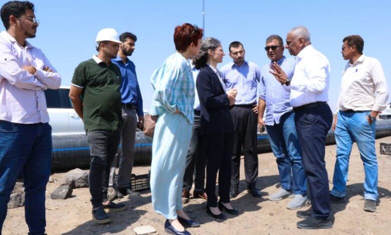 السفيرة الفرنسية ومدير مؤسسة المياه بعدن يتفقدان مشروع تأهيل خط الضخ البحري 1 السفيرة الفرنسية ومدير مؤسسة المياه بعدن يتفقدان مشروع تأهيل خط الضخ البحري