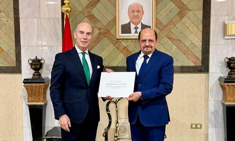 الزنداني يتسلّم أوراق اعتماد السفير الإسباني لدى اليمن 1 الزنداني يتسلّم أوراق اعتماد السفير الإسباني لدى اليمن