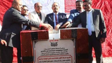 محافظ حضرموت يضع حجر الأساس لمشروع تطوير نادي الوحدة بتريم
