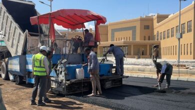 انطلاق أعمال سفلتة مواقف السيارات بمدينة الملك سلمان الطبية في المهرة