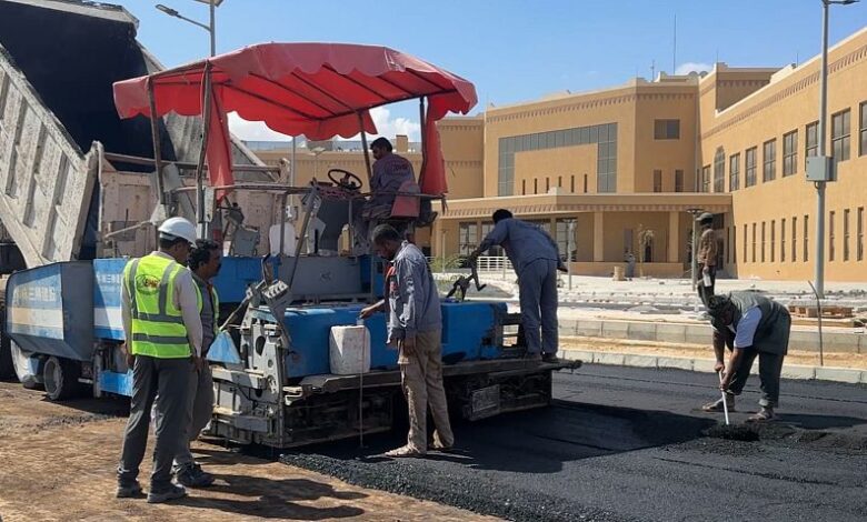 انطلاق أعمال سفلتة مواقف السيارات بمدينة الملك سلمان الطبية في المهرة