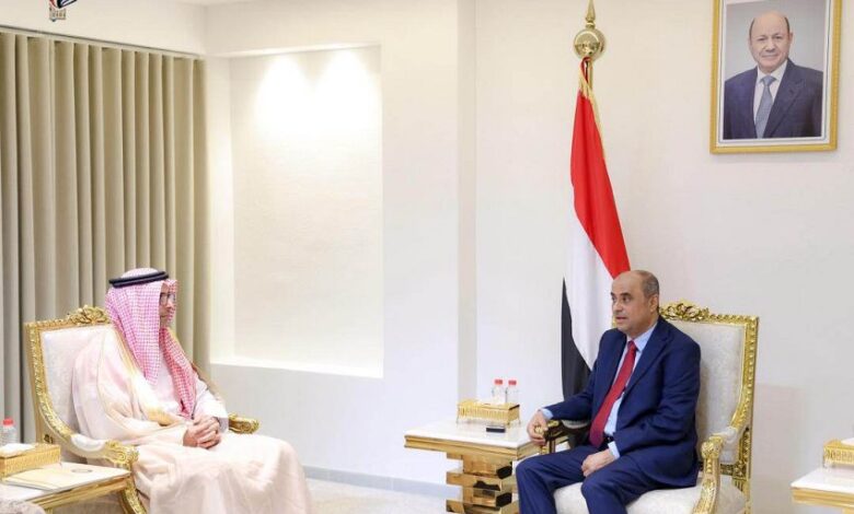 رئيس الوزراء يستعرض مع سفير مجلس التعاون تعزيز الإصلاحات ودعم مشاريع الطاقة في اليمن