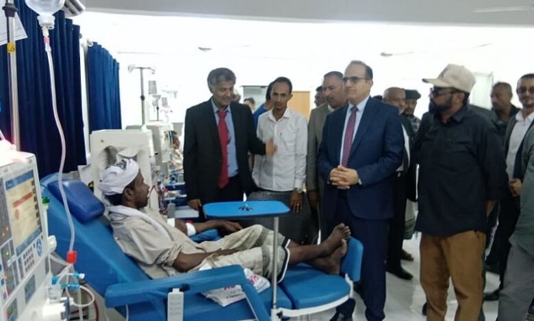 وزير الصحة ومحافظ الحديدة يطلّعان على جاهزية مركز الغسيل الكلوي بالخوخة