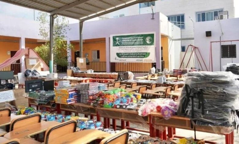 مركز الملك سلمان يوزّع مستلزمات تعليمية وتقنية لدعم ذوي الإعاقة ومحو الأمية في لحج