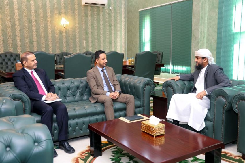 المحرّمي يبحث مع رئيس هيئة الأراضي خطط تطوير الأداء وتعزيز حماية ممتلكات الدولة