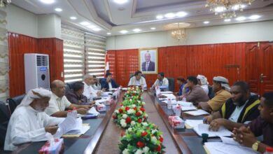 محافظ المهرة يناقش موازنة صندوق النظافة والتحسين للعام 2026 ويشيد بجهود عماله