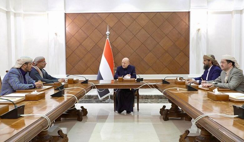 المجلس الرئاسي يعقد اجتماعاً طارئاً ويقر إقالة الزبيدي وقيادات حكومية وسط تصعيد متسارع