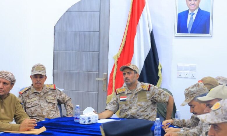 رئيس هيئة الأركان يناقش خطط العام التدريبي والقتالي 2026 في مأرب 1 رئيس هيئة الأركان يناقش خطط العام التدريبي والقتالي 2026 في مأرب