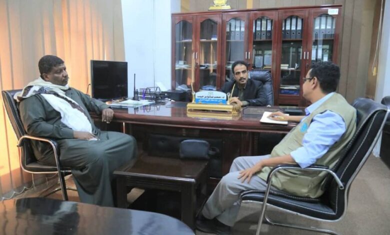 مدير مطار الغيضة يبحث مع «الفاو» إنشاء محطة إنذار مبكر في حوف المهرة