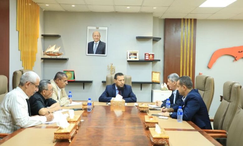 محافظ عدن يبحث تعزيز الشراكة مع القطاع الخاص وتوظيف البحث العلمي في التنمية