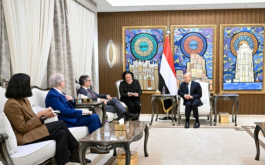 العليمي يؤكد: مكافحة الإرهاب وحماية الملاحة ركيزتان لأمن اليمن والمنطقة