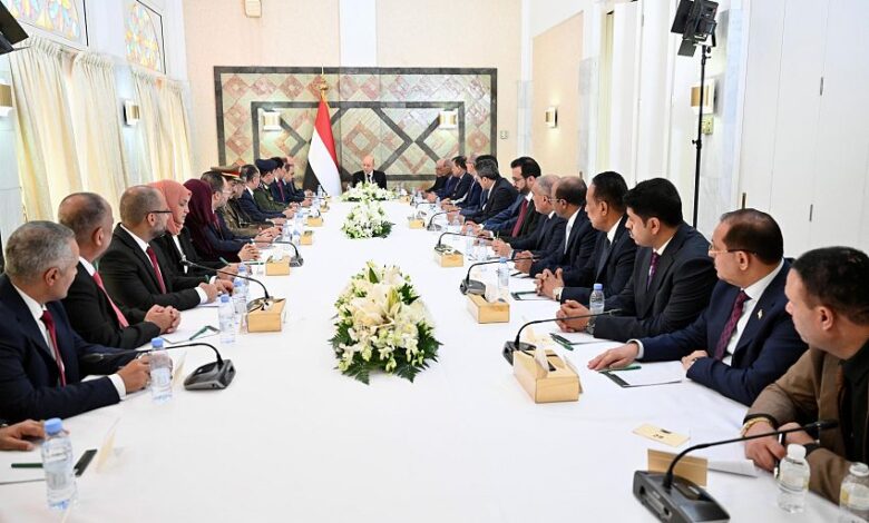 العليمي: الحكومة الجديدة مطالبة بإنهاء الابتزاز الحوثي واستعادة السيطرة على الأجواء ورفع كفاءة الموانئ 1 العليمي: الحكومة الجديدة مطالبة بإنهاء الابتزاز الحوثي واستعادة السيطرة على الأجواء ورفع كفاءة الموانئ
