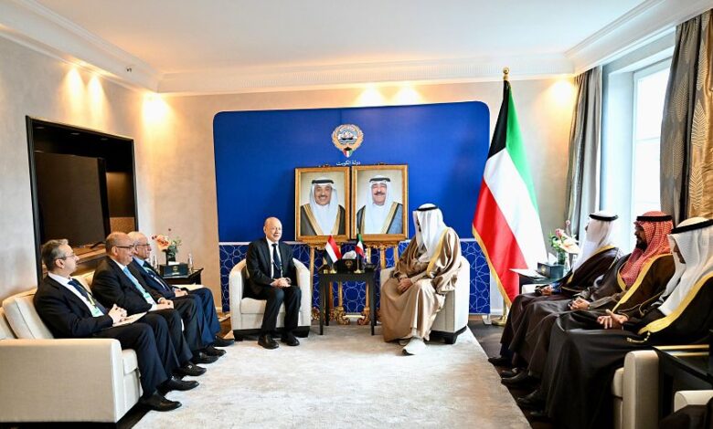 الرئيس العليمي يبحث مع رئيس الوزراء الكويتي تعزيز التعاون ودعم اليمن