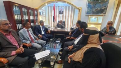 وزير الإدارة المحلية يبحث تقييم الأداء وخطط الوزارة للعام 2026 في عدن