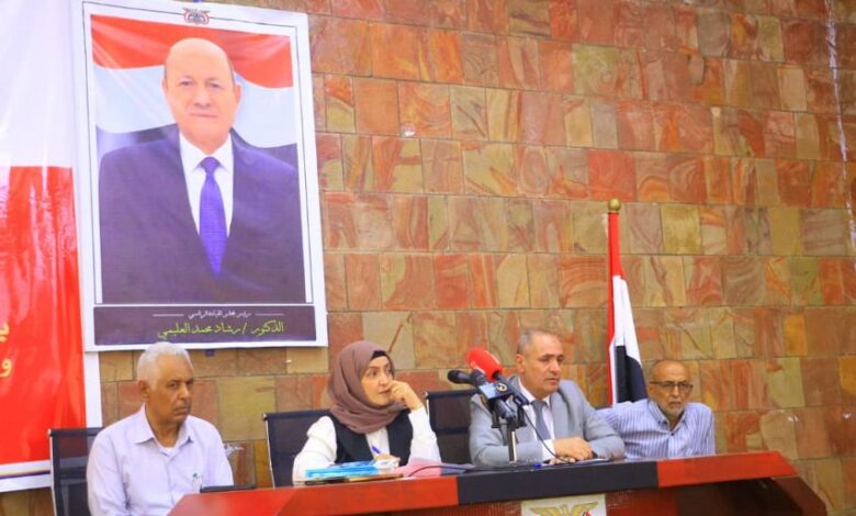 المقطري تدعو لتعزيز الرقابة القانونية على العقود الحكومية في لقاء موسع بتعز