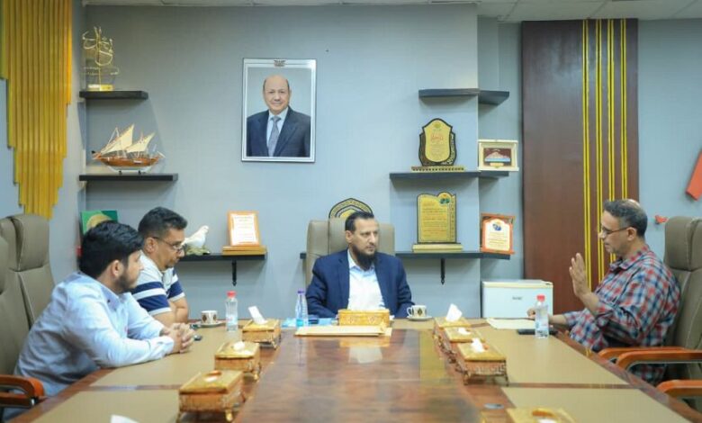 محافظ عدن يبحث تطوير خدمات البريد وتحديث آليات العمل 1 محافظ عدن يبحث تطوير خدمات البريد وتحديث آليات العمل