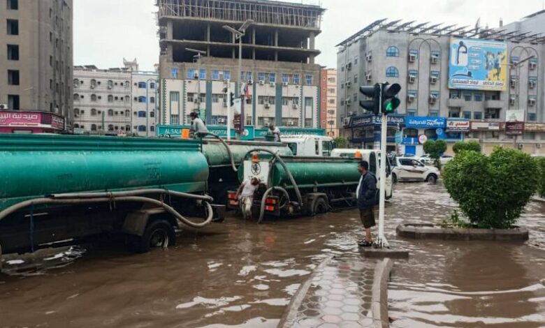 عدن.. انطلاق أعمال الطوارئ لفتح الطرق ورفع المخلفات بعد الأمطار الغزيرة 1 عدن.. انطلاق أعمال الطوارئ لفتح الطرق ورفع المخلفات بعد الأمطار الغزيرة