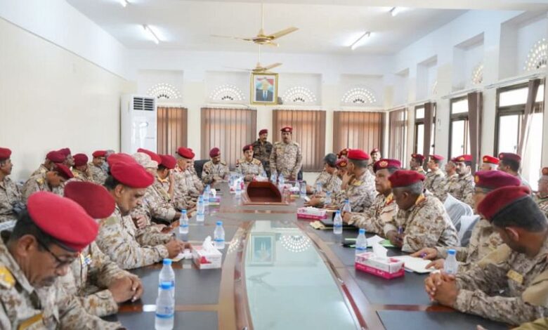 وزير الدفاع يترأس اجتماعاً موسعاً لتعزيز جاهزية المنطقة العسكرية الثانية 1 وزير الدفاع يترأس اجتماعاً موسعاً لتعزيز جاهزية المنطقة العسكرية الثانية