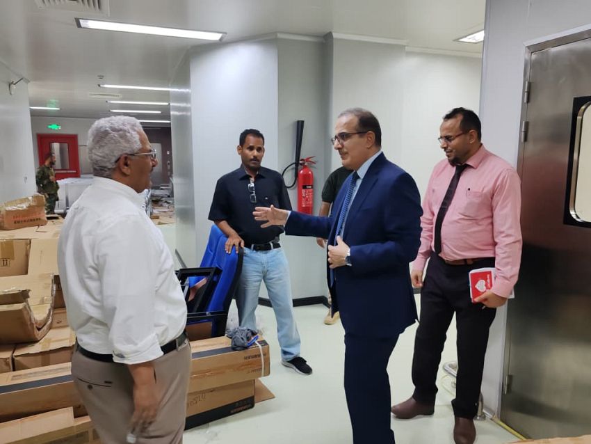 وزير الصحة يطّلع على تجهيز مختبر وطني حديث لفحص جودة الأدوية في عدن