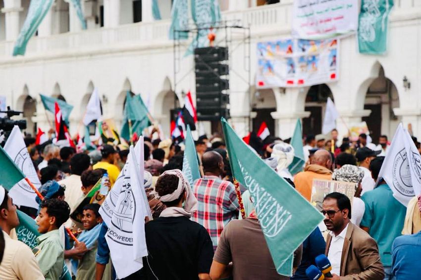 المكلا تحتضن وقفة جماهيرية للتضامن مع السعودية والدول الخليجية ضد الهجمات الإيرانية