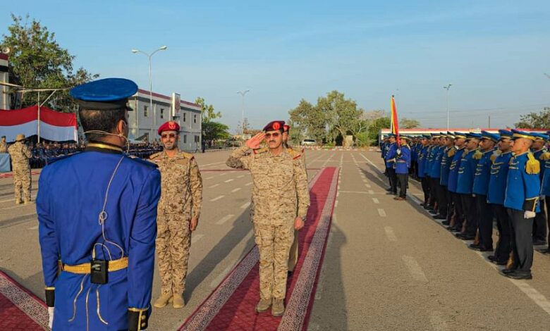 وزير الدفاع يتفقد كلية الطيران بمأرب ويؤكد جاهزية القوات المسلحة لحسم المعركة