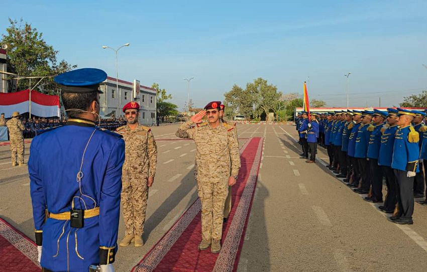 وزير الدفاع يقوم بزيارة تفقدية إلى كلية الطيران والدفاع الجوي بمأرب
