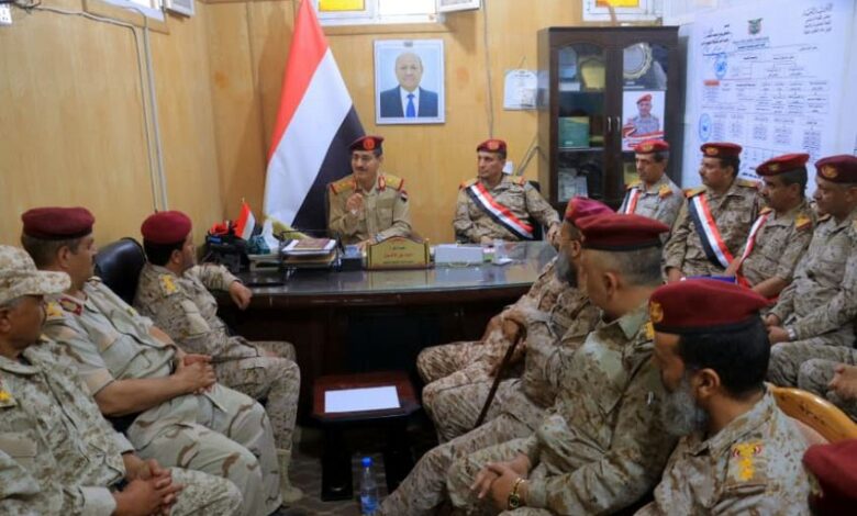 وزير الدفاع يشيد بدور التوجيه المعنوي في تعزيز الوعي الوطني ومواجهة المشروع الحوثي