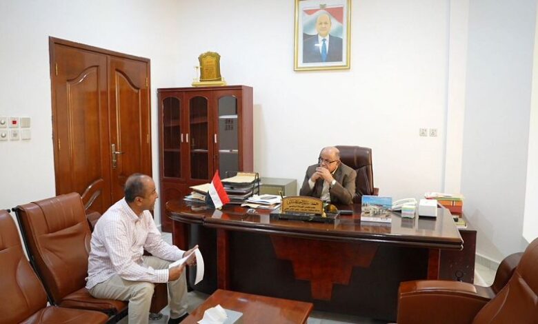 الخنبشي يبحث الأمن الغذائي ويؤكد جاهزية المخزون.. ويتابع أوضاع الصحة وتطوير ميناء المكلا