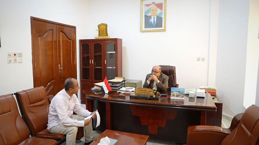 الخنبشي يبحث الأمن الغذائي ويؤكد جاهزية المخزون.. ويتابع أوضاع الصحة وتطوير ميناء المكلا