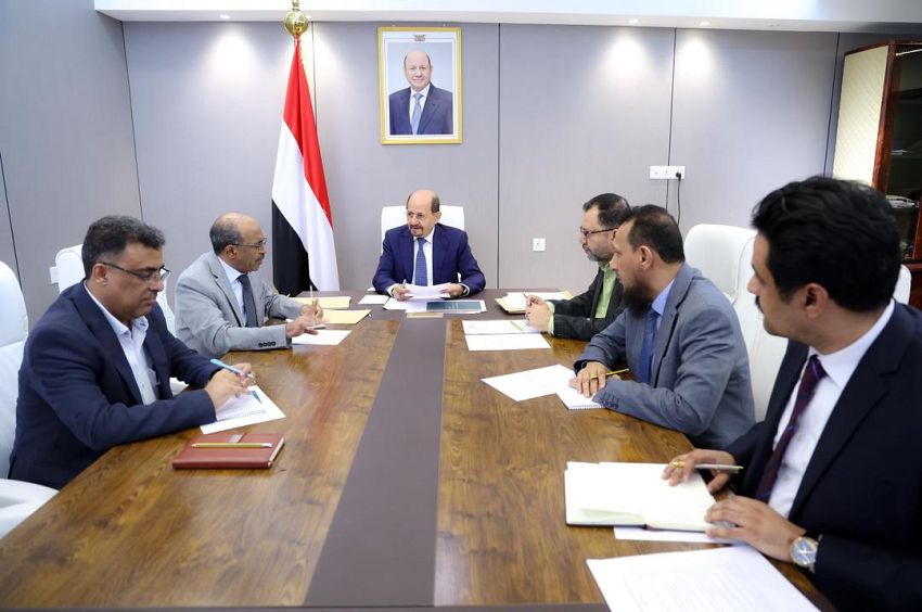 الحكومة تبحث حلولاً عاجلة لأزمات الكهرباء والوقود في عدن وتقر إجراءات تنفيذية لتعزيز استقرار الخدمات