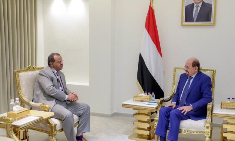 رئيس الوزراء يبحث مع محافظ البيضاء تحسين الخدمات وتطورات الأوضاع في المحافظة 1 رئيس الوزراء يبحث مع محافظ البيضاء تحسين الخدمات وتطورات الأوضاع في المحافظة
