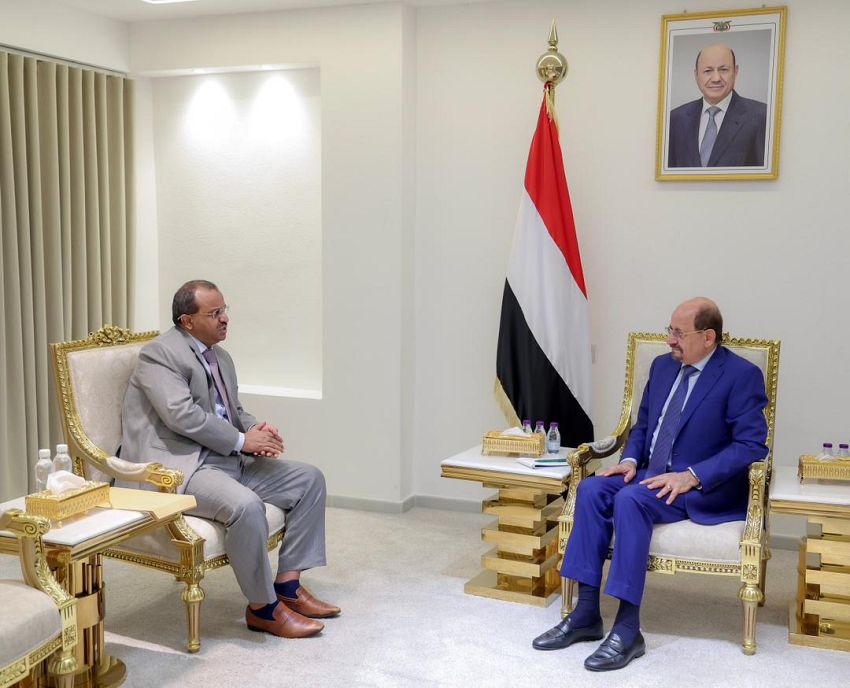رئيس الوزراء يبحث مع محافظ البيضاء تحسين الخدمات وتطورات الأوضاع في المحافظة