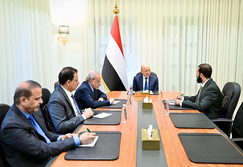 الرئيس العليمي يبحث مع محافظ أبين تعزيز الاستقرار وتحسين الخدمات العامة
