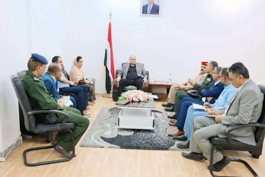 محافظ تعز يناقش سبل دعم حماية المدنيين مع مركز “سيفيك”