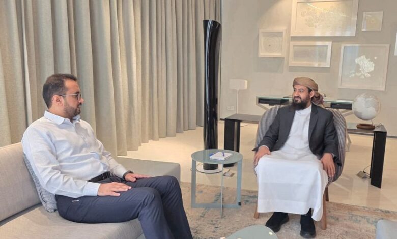 المحرّمي والعولقي يبحثان إصلاحات إدارية لتعزيز كفاءة العمل الحكومي 1 المحرّمي والعولقي يبحثان إصلاحات إدارية لتعزيز كفاءة العمل الحكومي