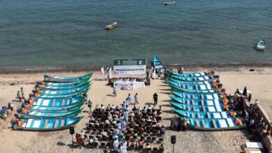 مركز الملك سلمان يدشّن توزيع قوارب صيد وحقائب سلامة لدعم الصيادين في سقطرى 10 مركز الملك سلمان يدشّن توزيع قوارب صيد وحقائب سلامة لدعم الصيادين في سقطرى