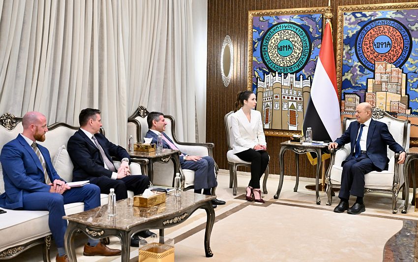 العليمي للسفير الأمريكي: إيران مشروع فوضى لا سلام
