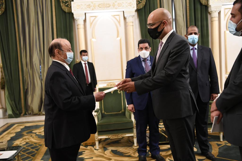 الرئيس هادي يتسلم أوراق اعتماد سفراء عدد من الدول