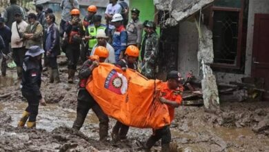 مقتل وإصابة 26 شخص بانزلاق أرضي في إندونيسيا