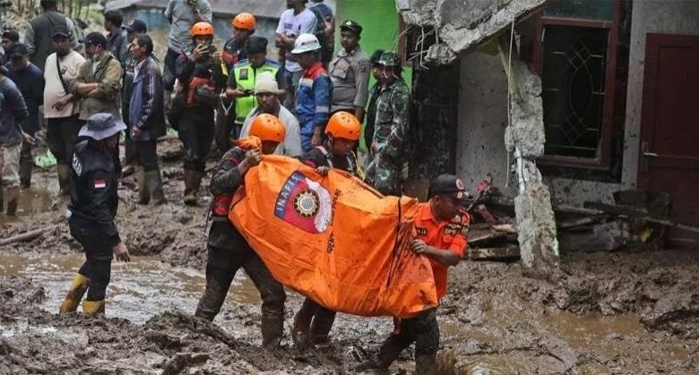 مقتل وإصابة 26 شخص بانزلاق أرضي في إندونيسيا 1 مقتل وإصابة 26 شخص بانزلاق أرضي في إندونيسيا