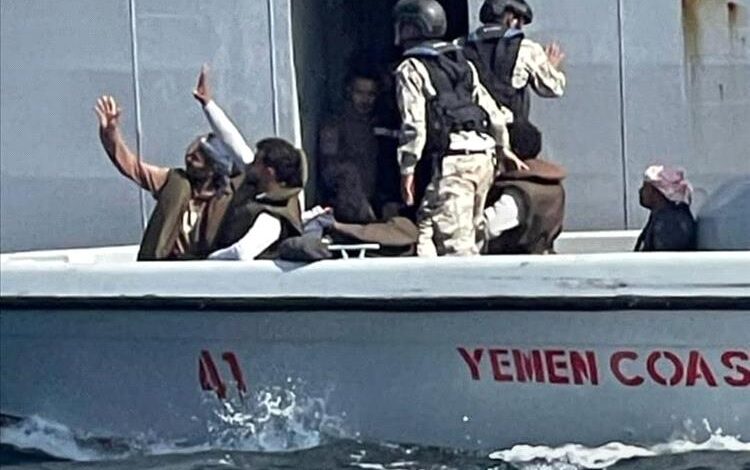 خفر السواحل تضبط جلبة بحرية محمّلة بآلاف البدلات العسكرية قبالة الساحل الغربي 1 خفر السواحل تضبط جلبة بحرية محمّلة بآلاف البدلات العسكرية قبالة الساحل الغربي