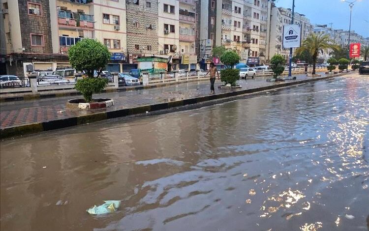 أمطار غزيرة تُغرق شوارع عدن.. وتوجيهات برفع الجاهزية لمواجهة تداعيات الحالة الجوية 1 أمطار غزيرة تُغرق شوارع عدن.. وتوجيهات برفع الجاهزية لمواجهة تداعيات الحالة الجوية