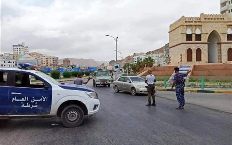 شرطة حضرموت تضبط متهماً بقتل شابين دهساً في مديرية غيل بن يمين