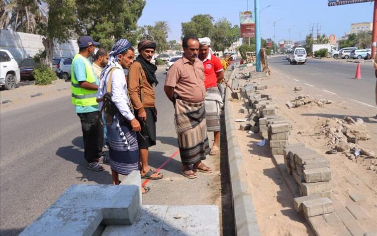 مدير خورمكسر يتفقد سير المرحلة الثانية من مشروع تأهيل كورنيش ساحل أبين